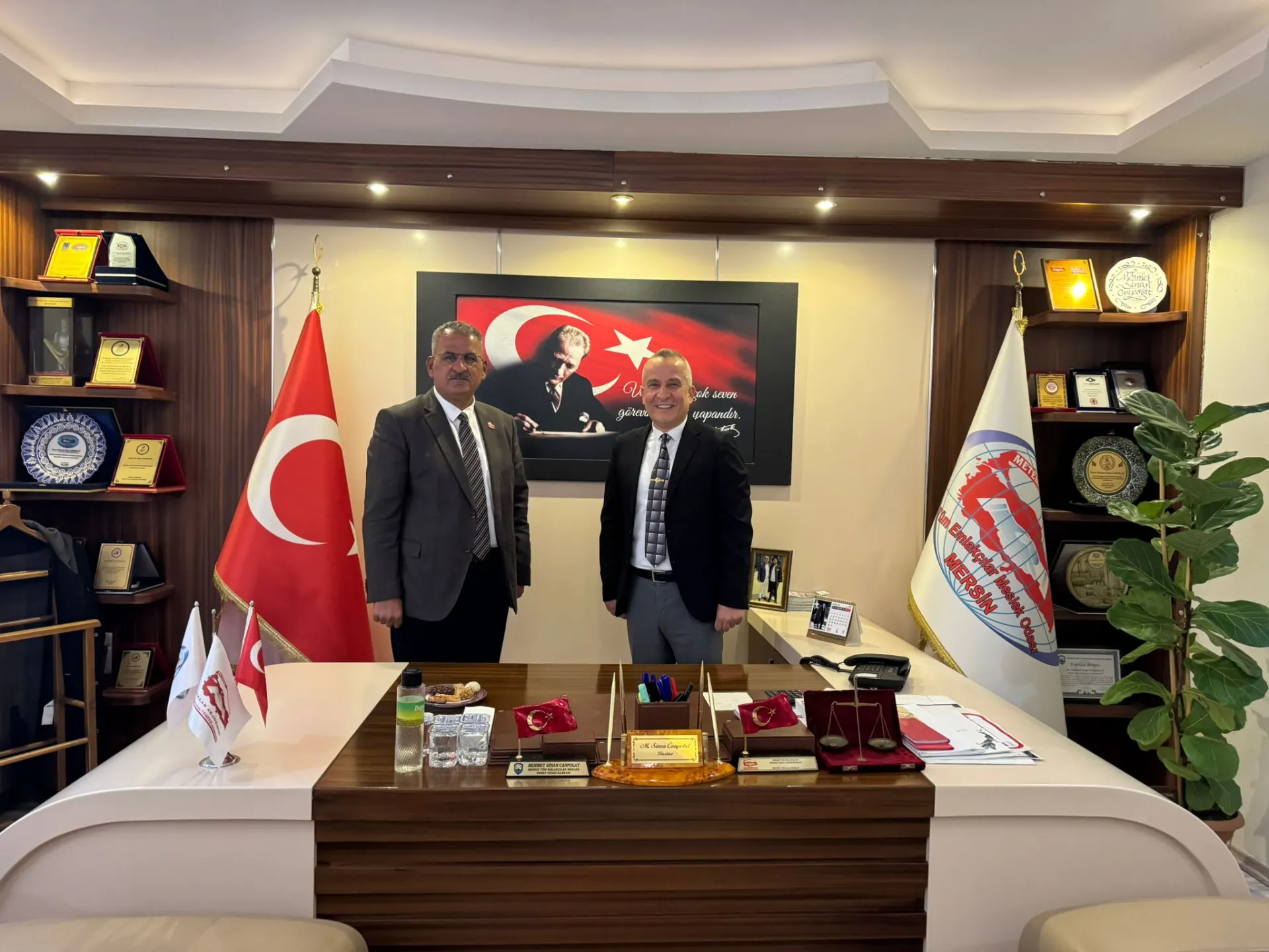Lisansüstü Eğitim Enstitüsü Müdürü Vekili Doç. Dr. Metin Ocak'tan Mersin Tüm Emlakçılar Meslek Esnaf Odası Başkanı M. Sinan Canpolat'ı Ziyaret