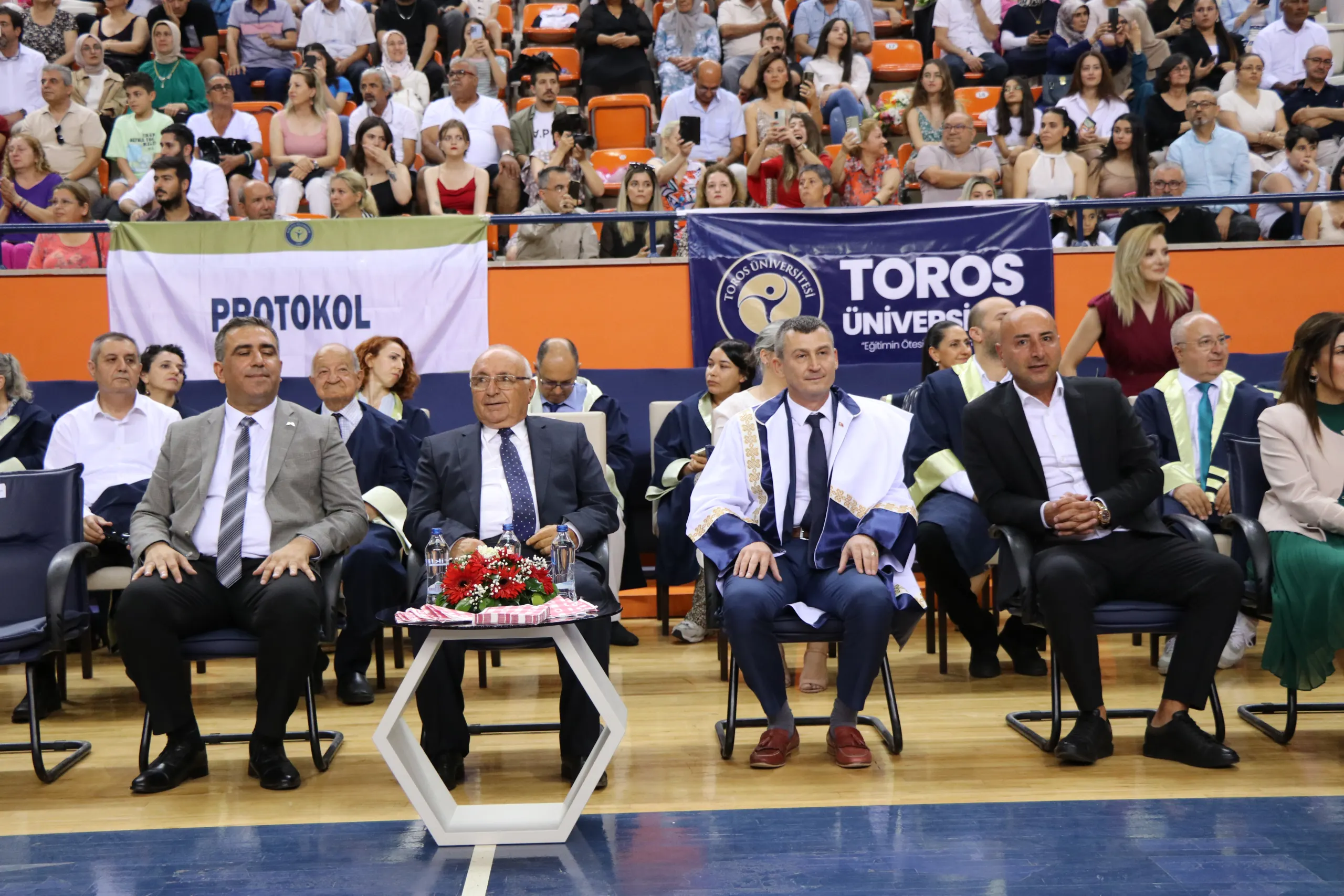 Toros Üniversitesi’nde Mezuniyet Coşkusu Toros Üniversitesi’nde Mezuniyet Coşkusu