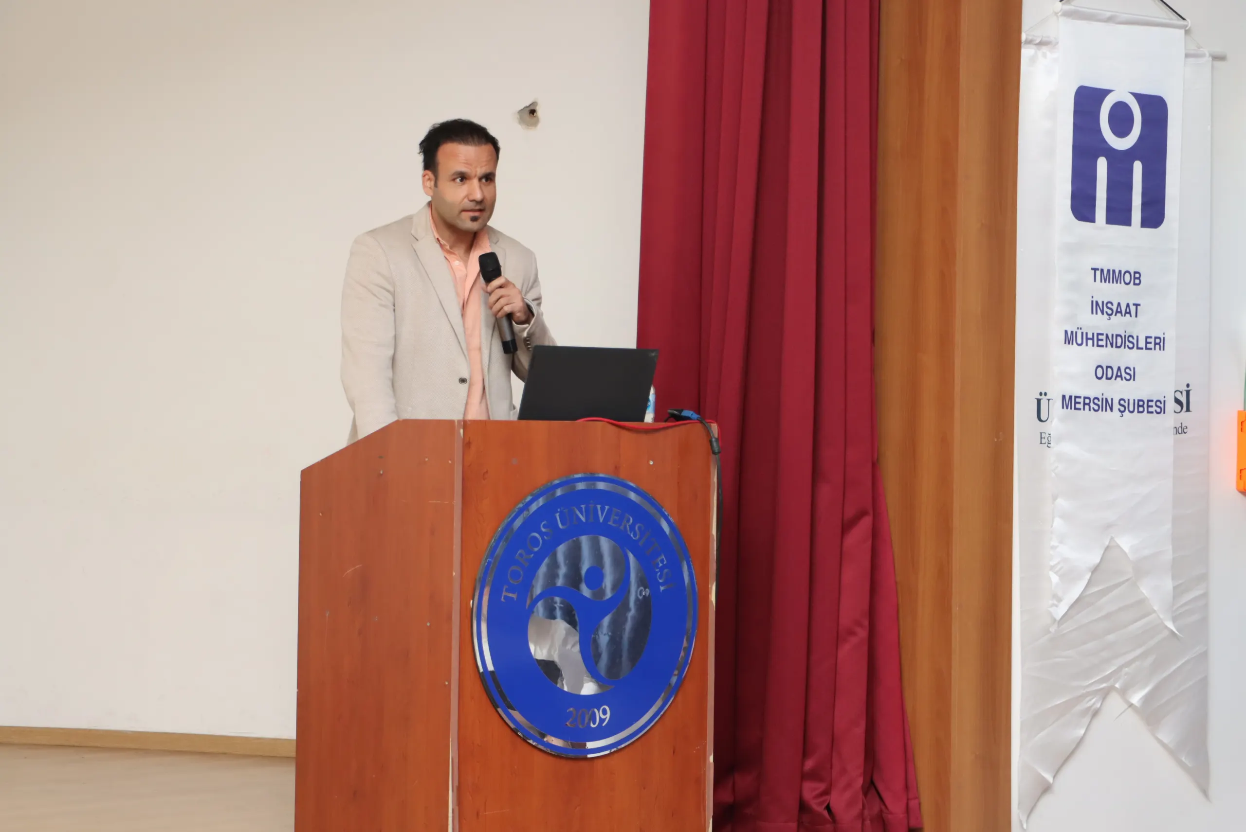 Toros Üniversitesi'nde Deprem Zirvesi Konferansı Gerçekleştirildi