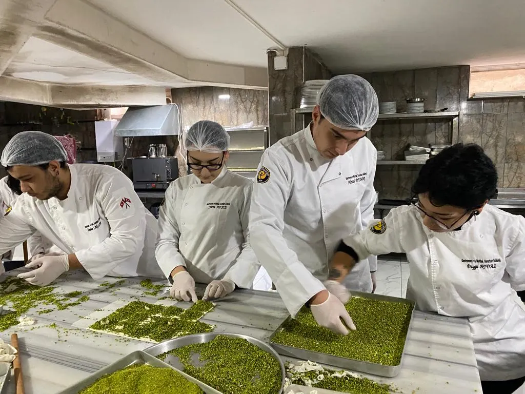 Gastronomi ve Mutfak Sanatları Öğrencileri Şerbetli Türk Tatlıları Eğitiminde