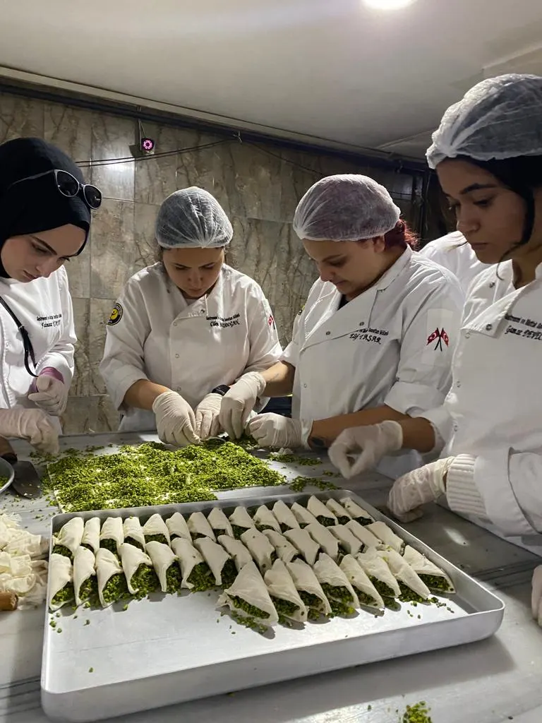 Gastronomi ve Mutfak Sanatları Öğrencileri Şerbetli Türk Tatlıları Eğitiminde