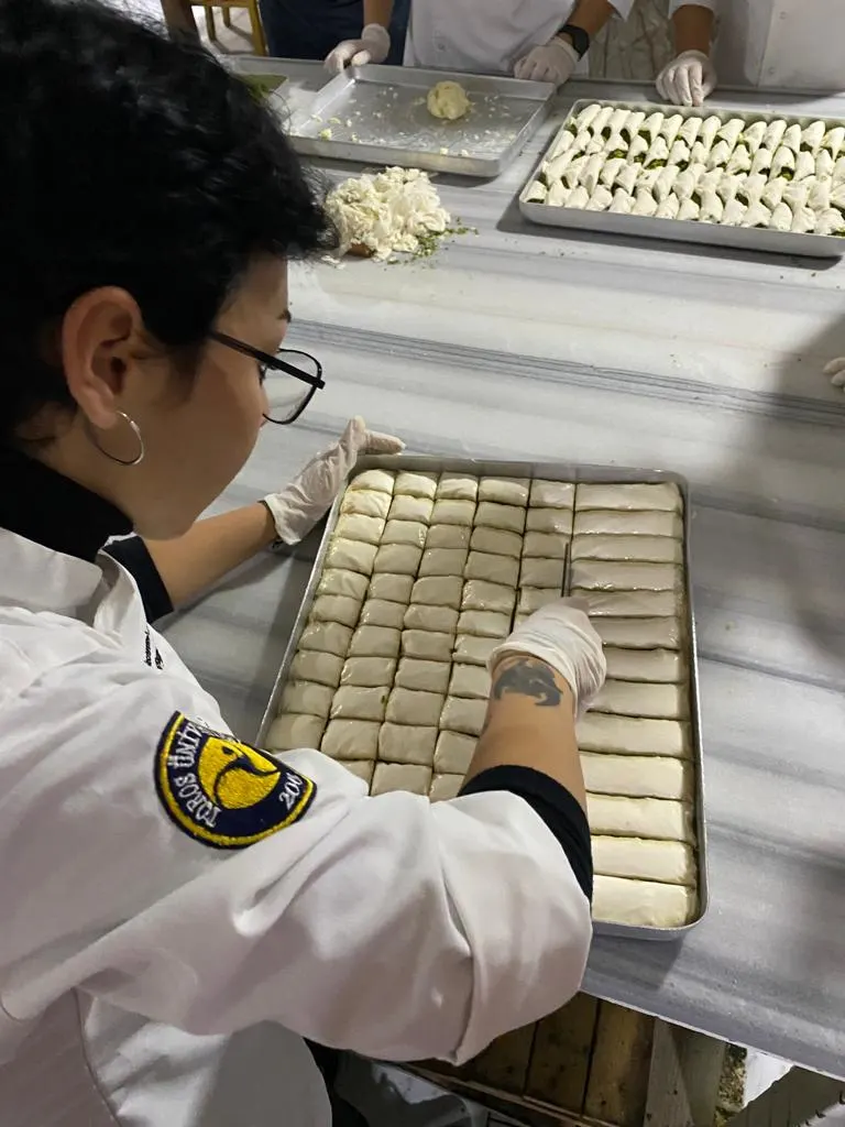 Gastronomi ve Mutfak Sanatları Öğrencileri Şerbetli Türk Tatlıları Eğitiminde