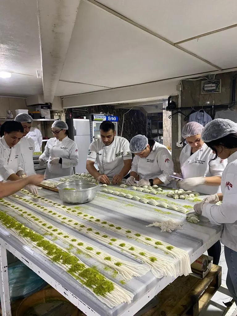 Gastronomi ve Mutfak Sanatları Öğrencileri Şerbetli Türk Tatlıları Eğitiminde