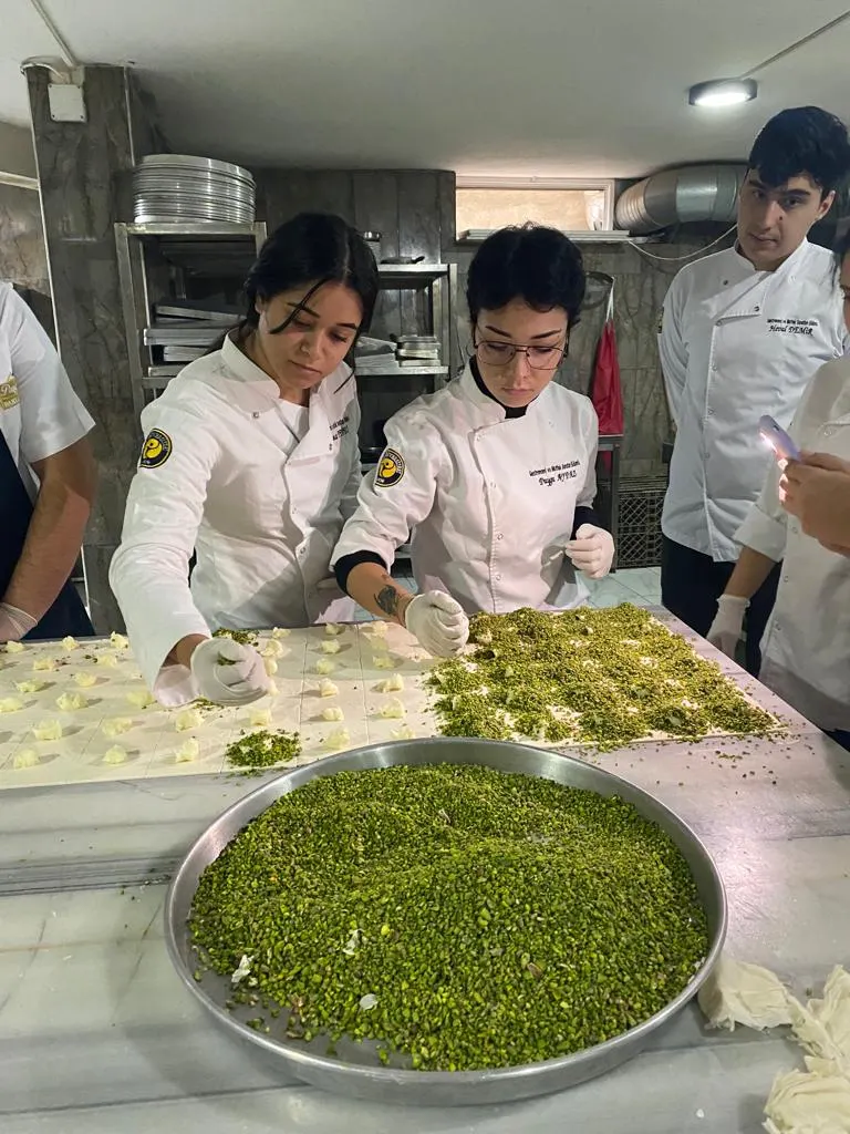 Gastronomi ve Mutfak Sanatları Öğrencileri Şerbetli Türk Tatlıları Eğitiminde