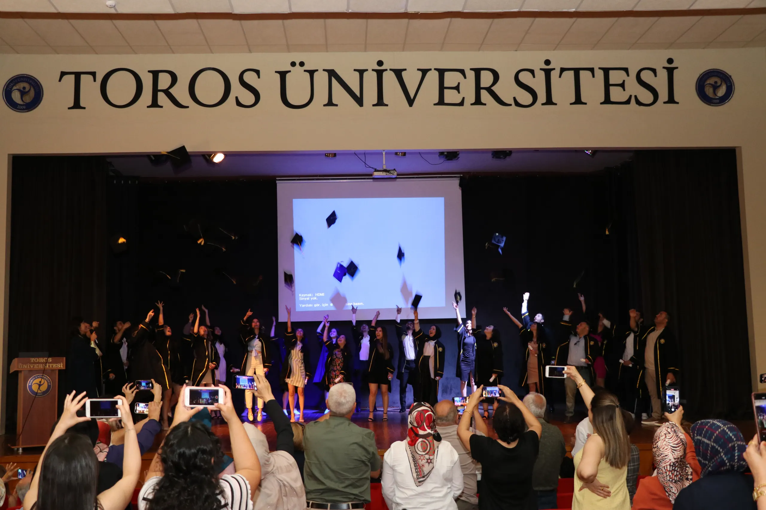Toros Üniversitesi Hemşirelik Bölümünde Mezuniyet Sevinci