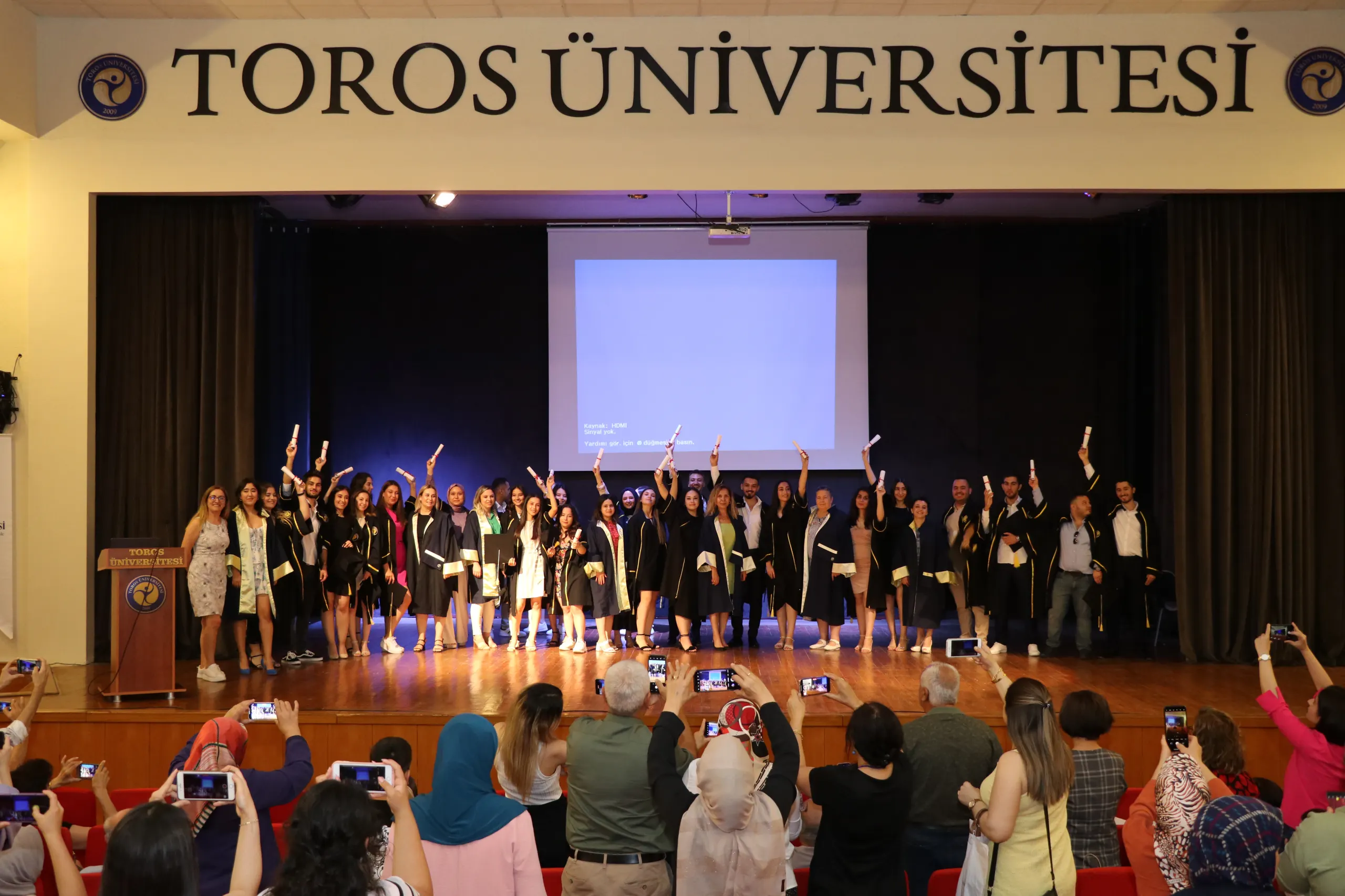 Toros Üniversitesi Hemşirelik Bölümünde Mezuniyet Sevinci