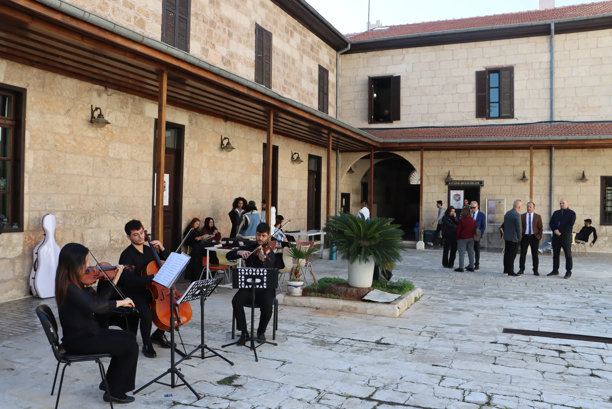 Toros Üniversitesi’nde Gülüm Özveren Sanat Galerisi Açıldı