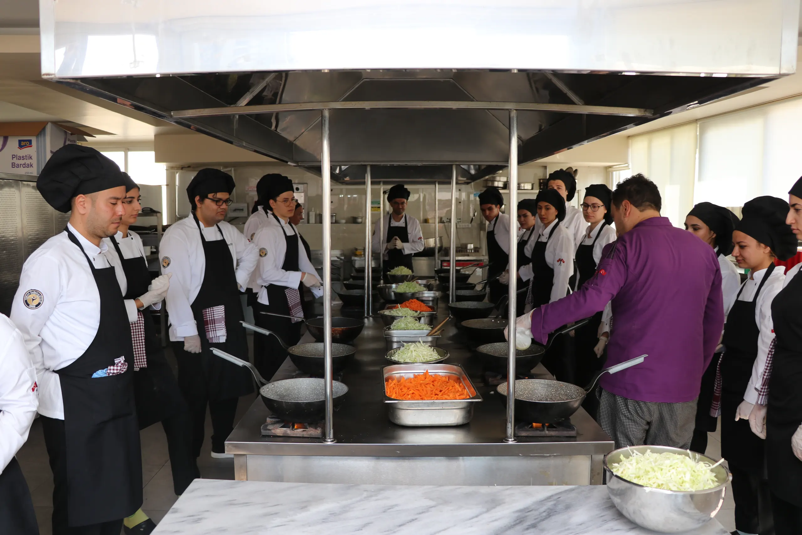 Aşçılık 1.sınıf Öğrencileri Uygulama Mutfağında