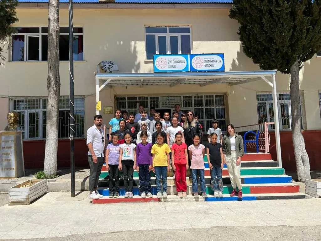 Dans Topluluğu’ndan Köy Okuluna Kütüphane
