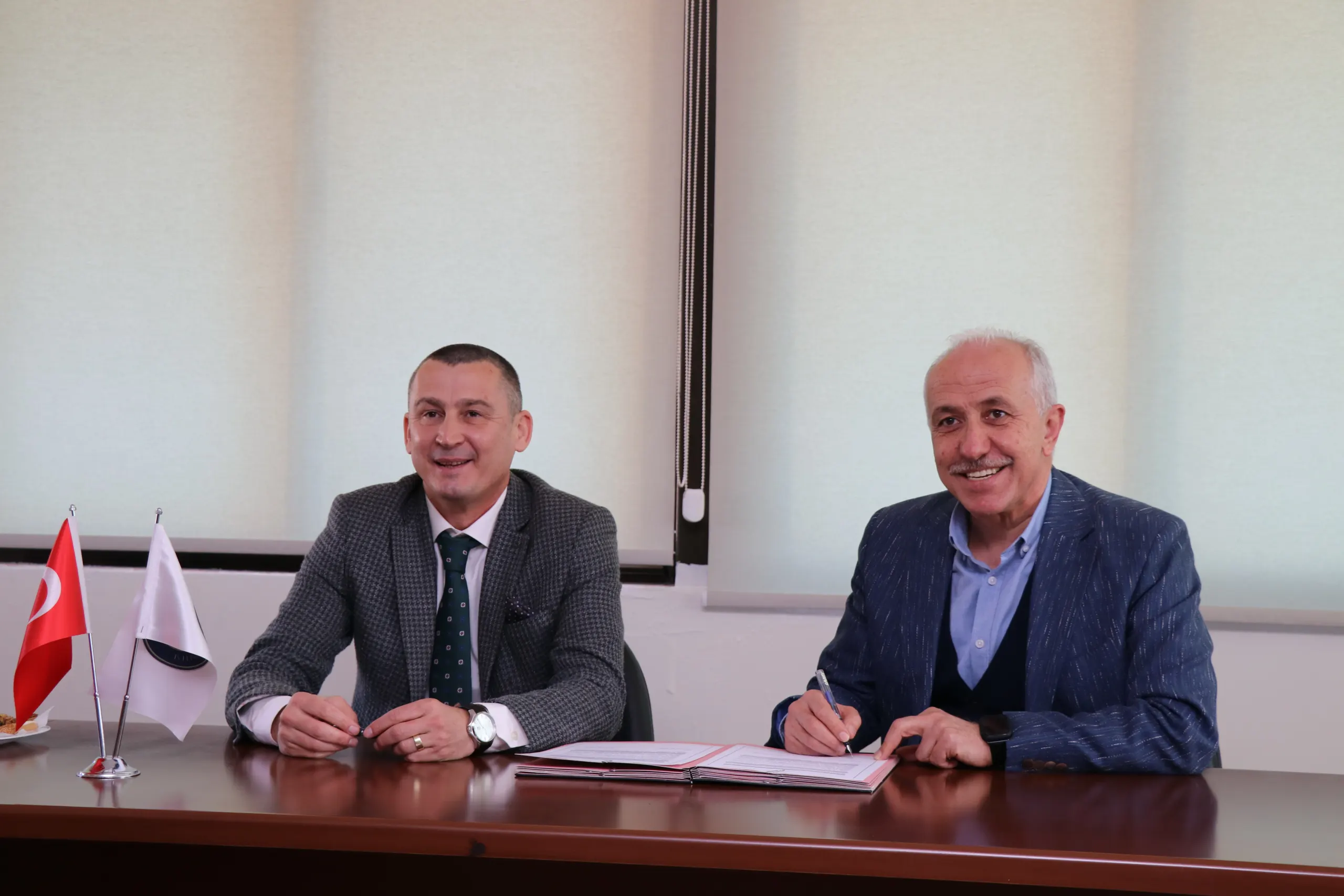 Toros Üniversitesi ile Akdeniz Belediyesi Arasında İşbirliği Protokolü Toros Üniversitesi ile Akdeniz Belediyesi Arasında İşbirliği Protokolü