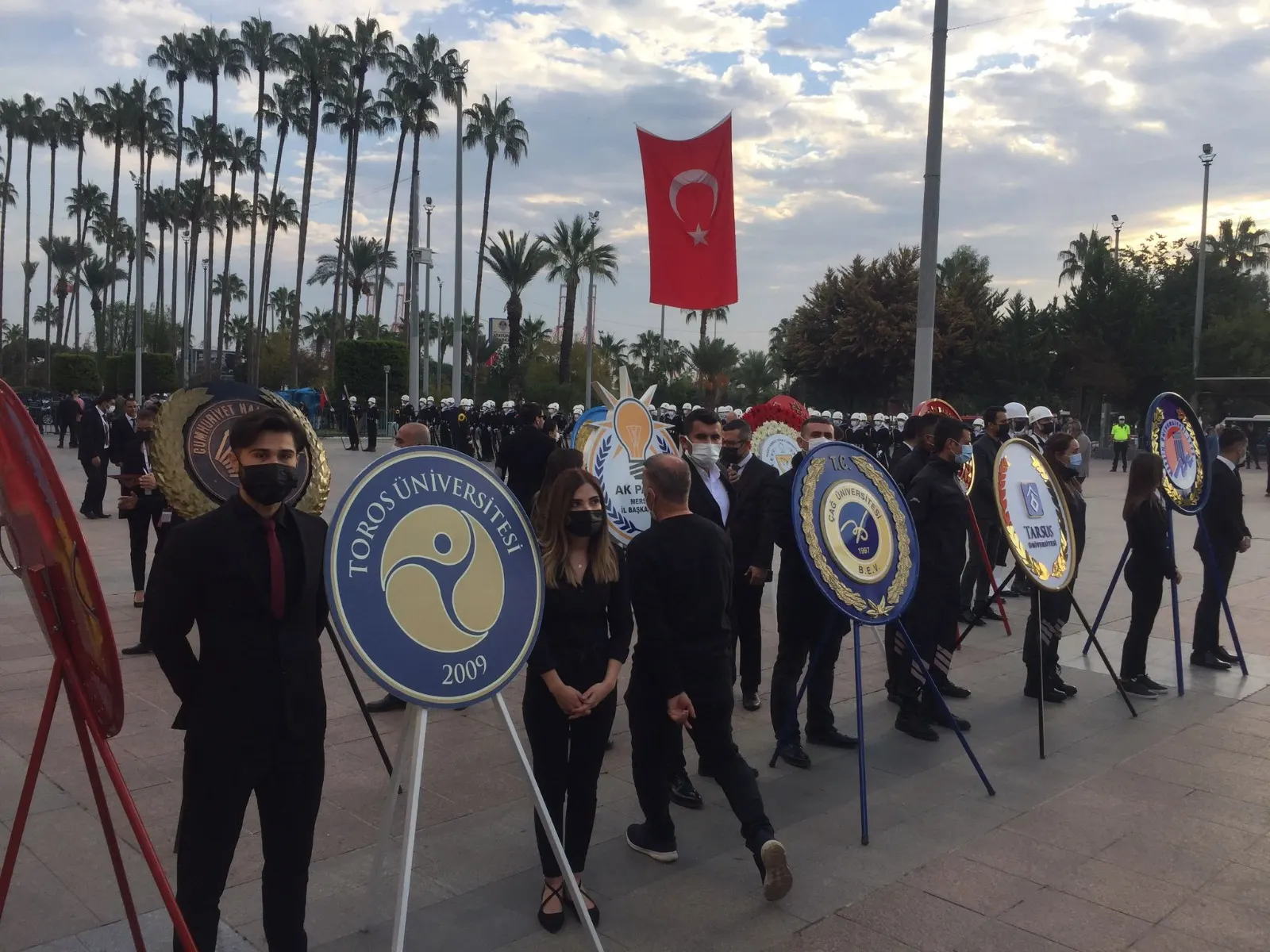 Rektör Prof. Dr. Ömer Arıöz Atatürk Anıtına Çelenk Bıraktı