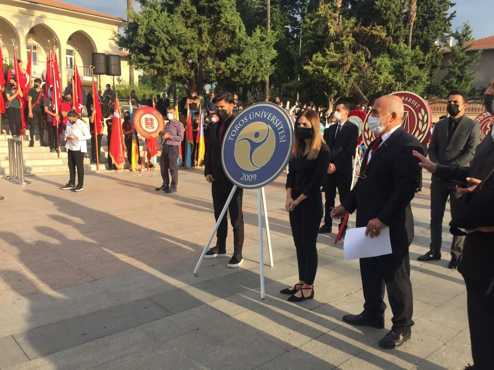 Rektör Prof. Dr. Ömer Arıöz Atatürk Anıtına Çelenk Bıraktı