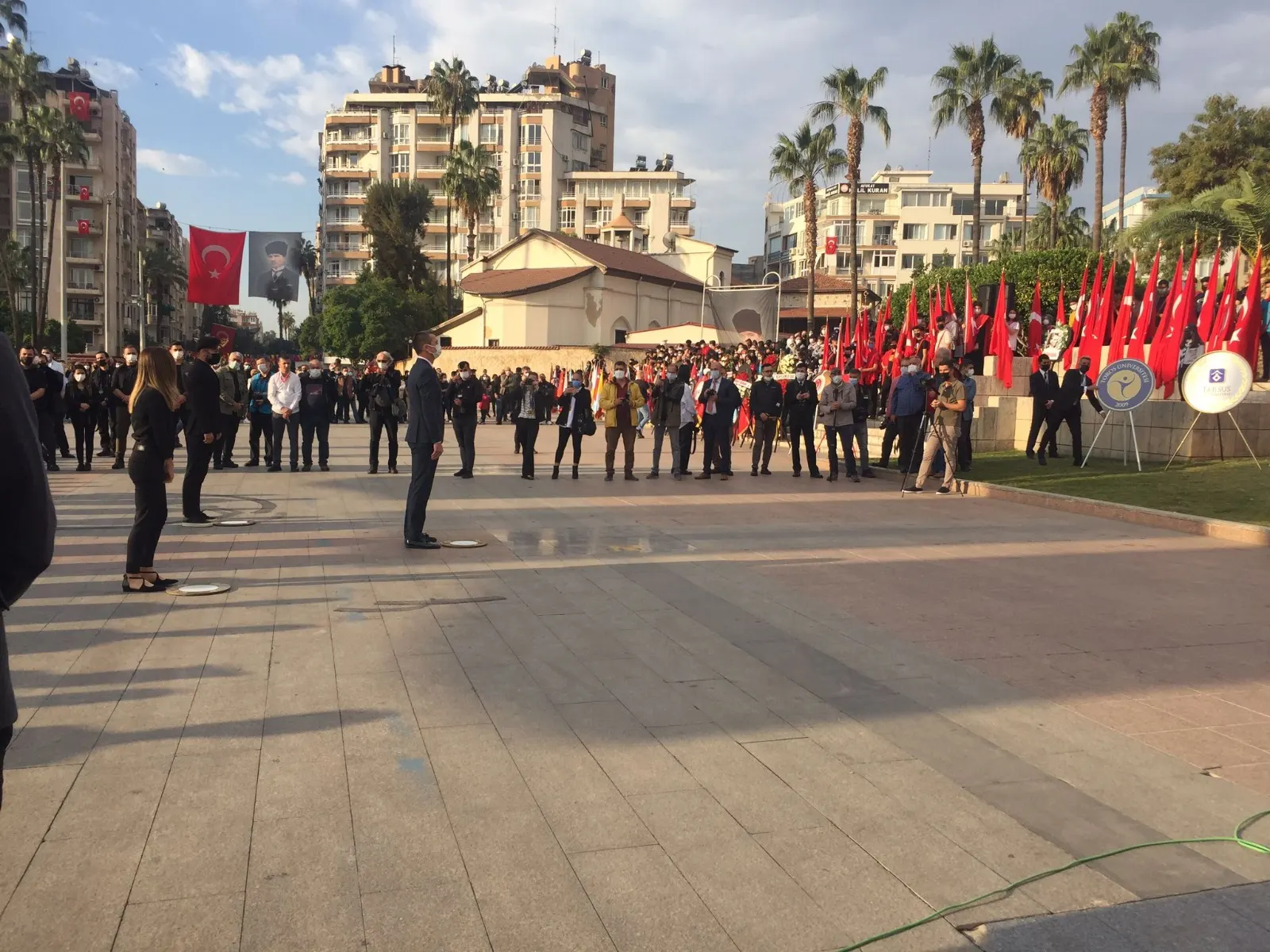 Rektör Prof. Dr. Ömer Arıöz Atatürk Anıtına Çelenk Bıraktı