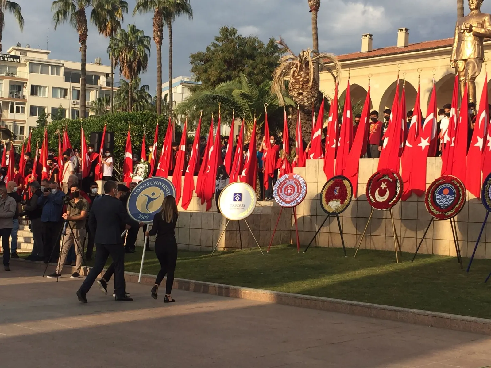 Rektör Prof. Dr. Ömer Arıöz Atatürk Anıtına Çelenk Bıraktı