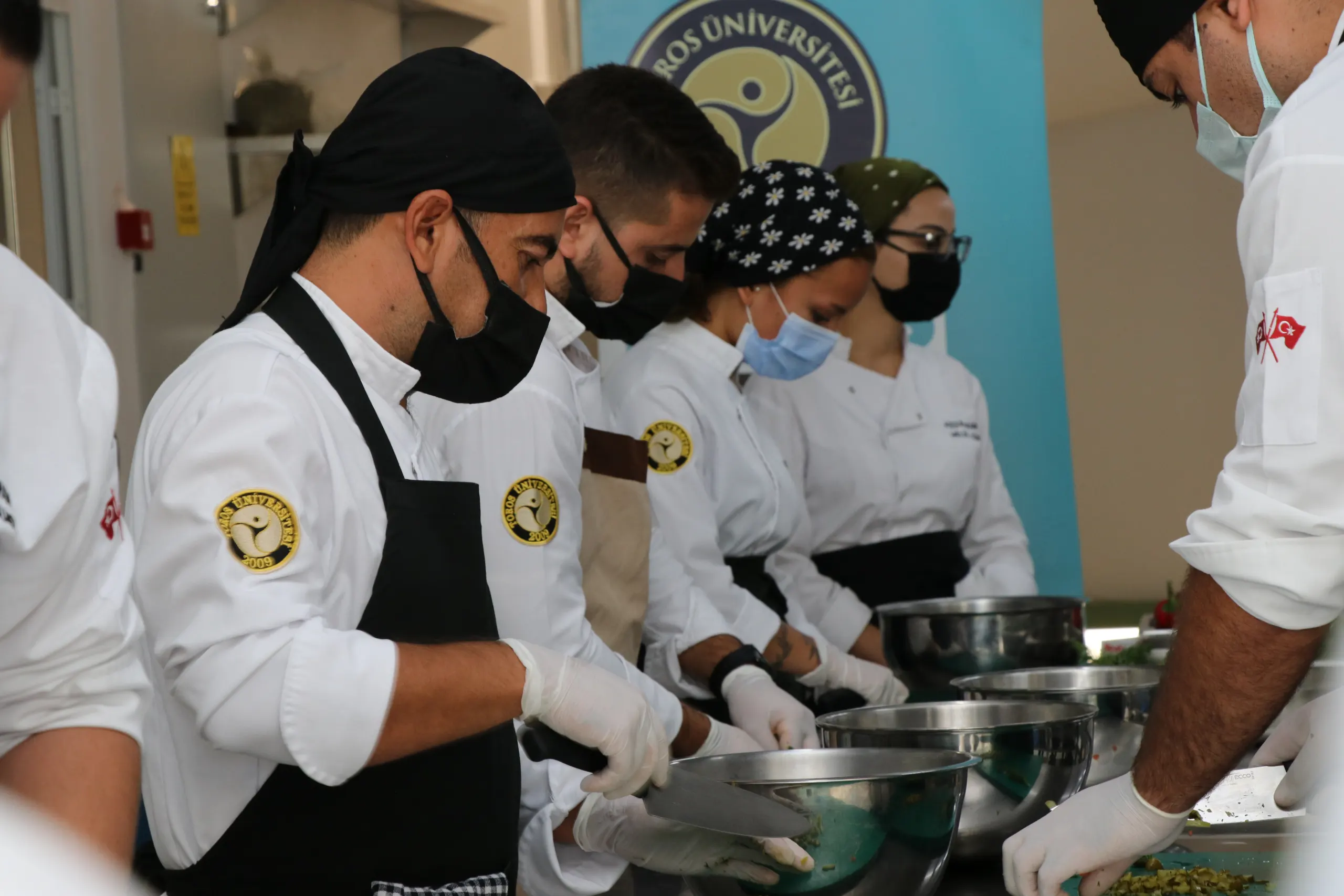 Sheraton Adana Hotel Yönetici Şefi Koray Türk Aşçılık Öğrencileriyle Bir Araya Geldi Sheraton Adana Hotel Yönetici Şefi Koray Türk Aşçılık Öğrencileriyle Bir Araya Geldi