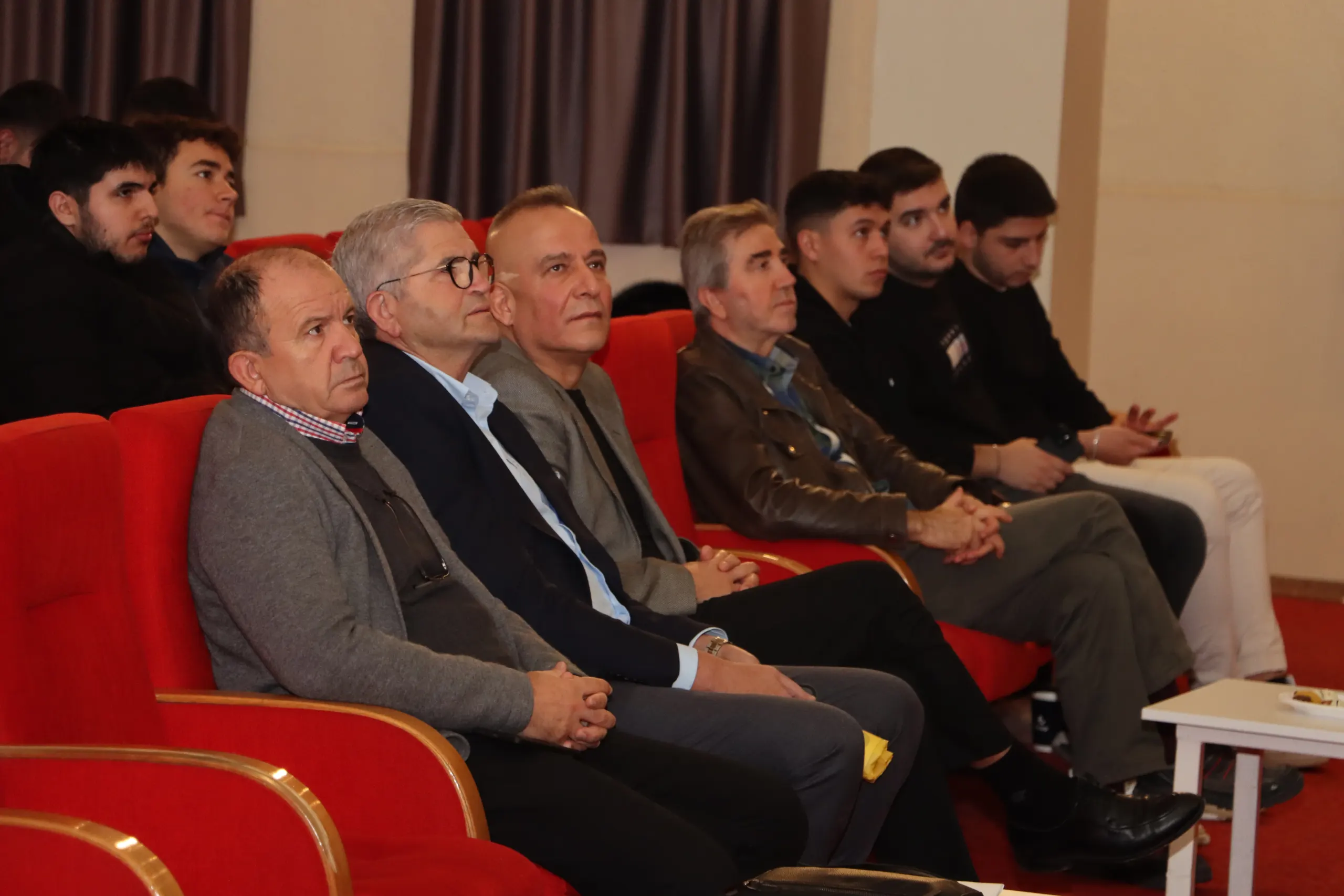 Serkan Özada İşletme Bölümü Koordinasyonu ile Öğrencilere Kampüs Mersin ve Garaj Mersin Projelerini Tanıttı