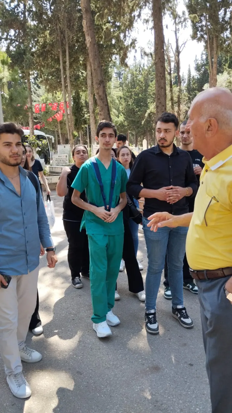 Toros Üniversitesi Öğrencilerinden Yaşlı Bakım Yerleşkesine Ziyaret