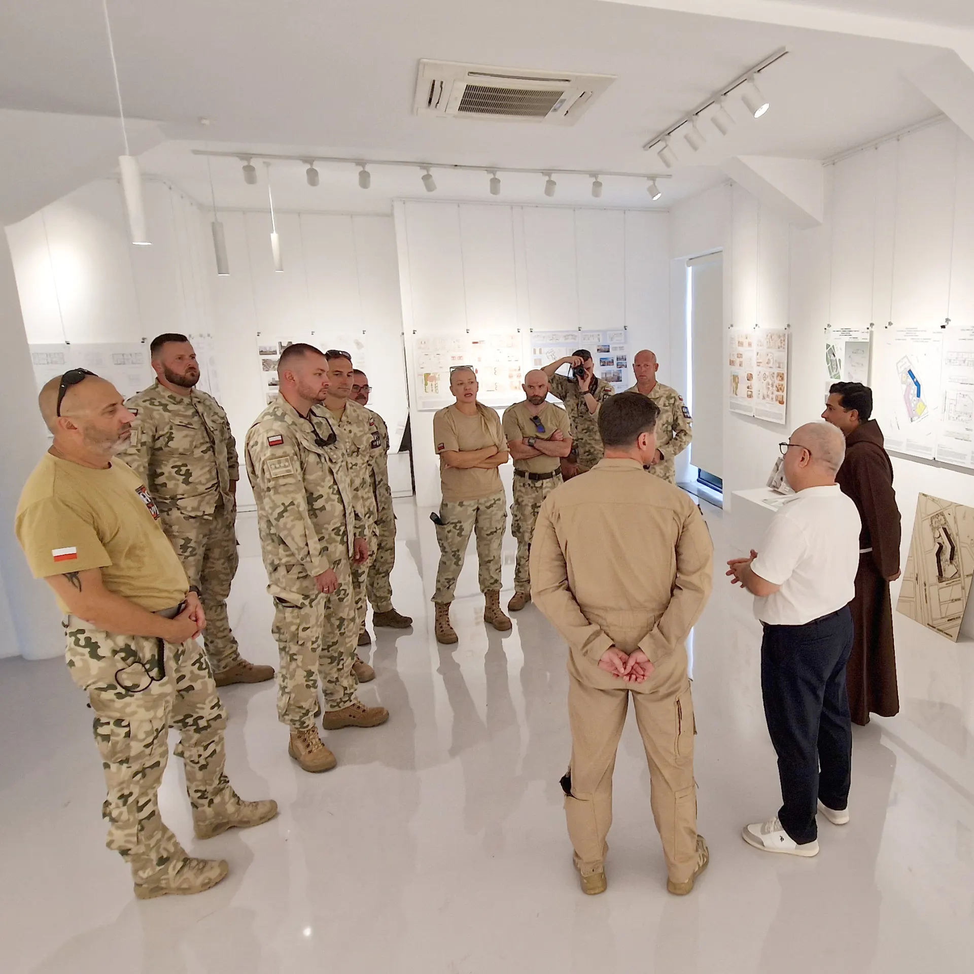 Nato Askerlerinden Gülüm Özveren Sanat Galerisi’ne Ziyaret