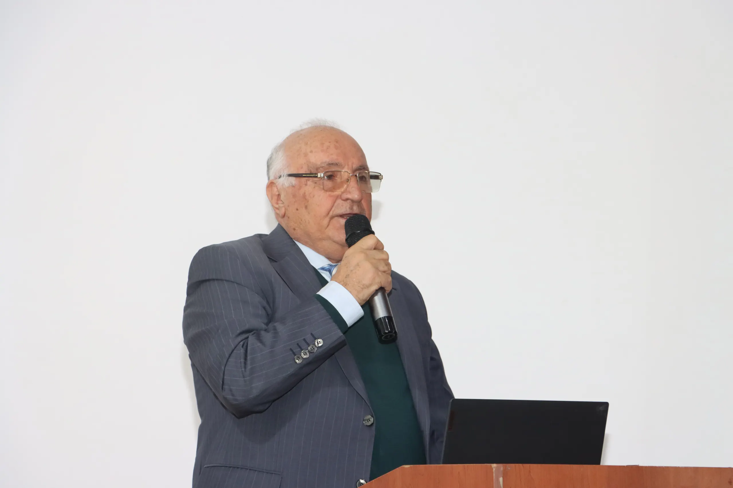 Toros University Graduates Meet With Students