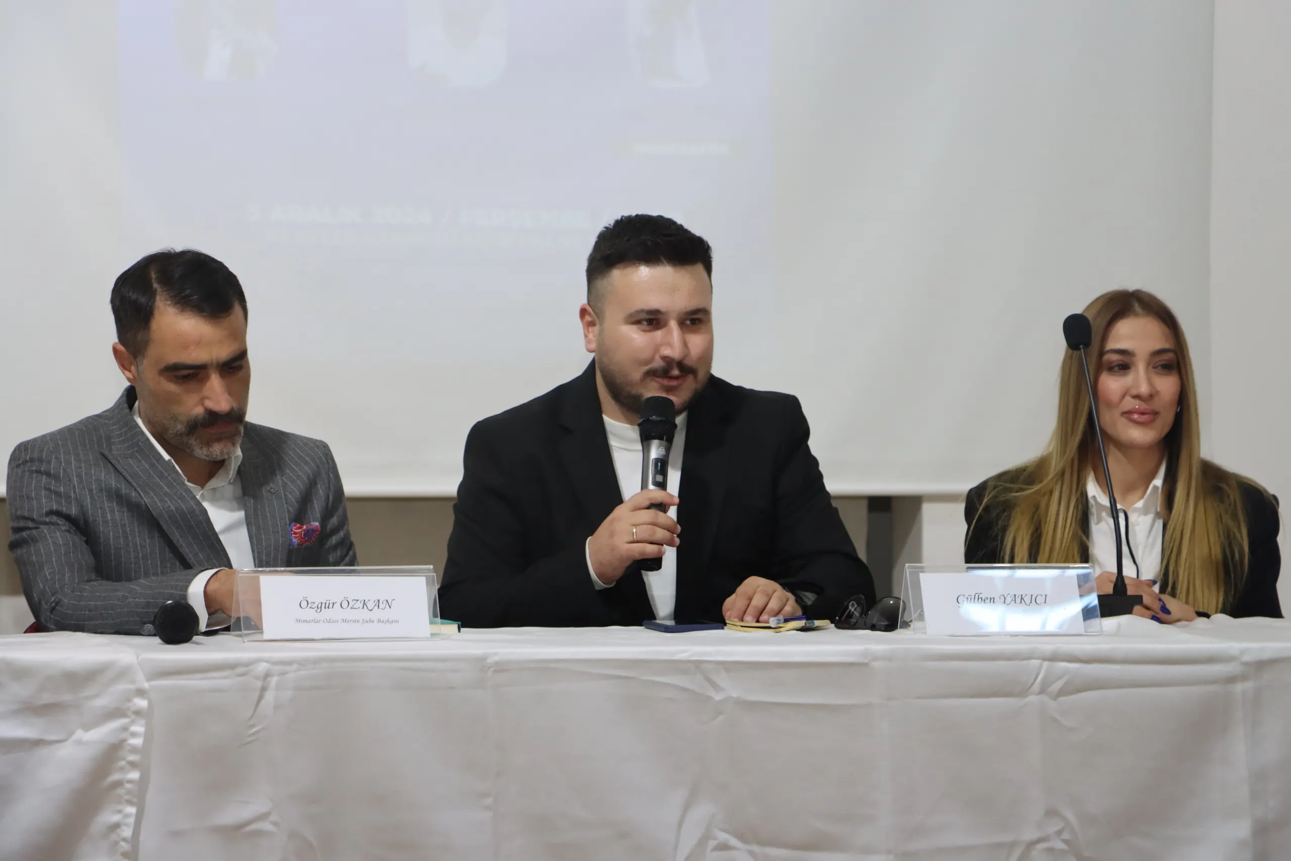 Toros University Graduates Meet With Students