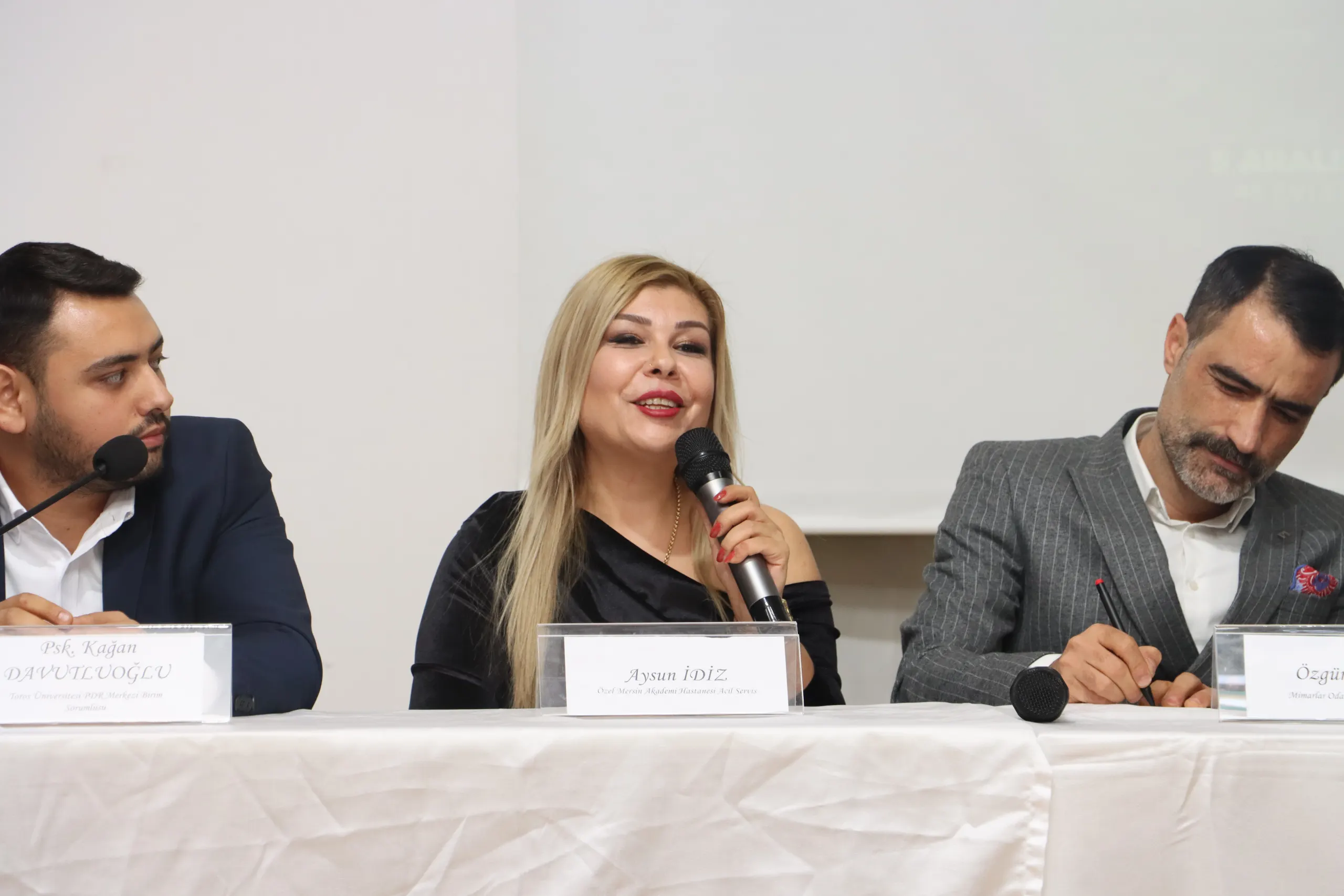 Toros University Graduates Meet With Students
