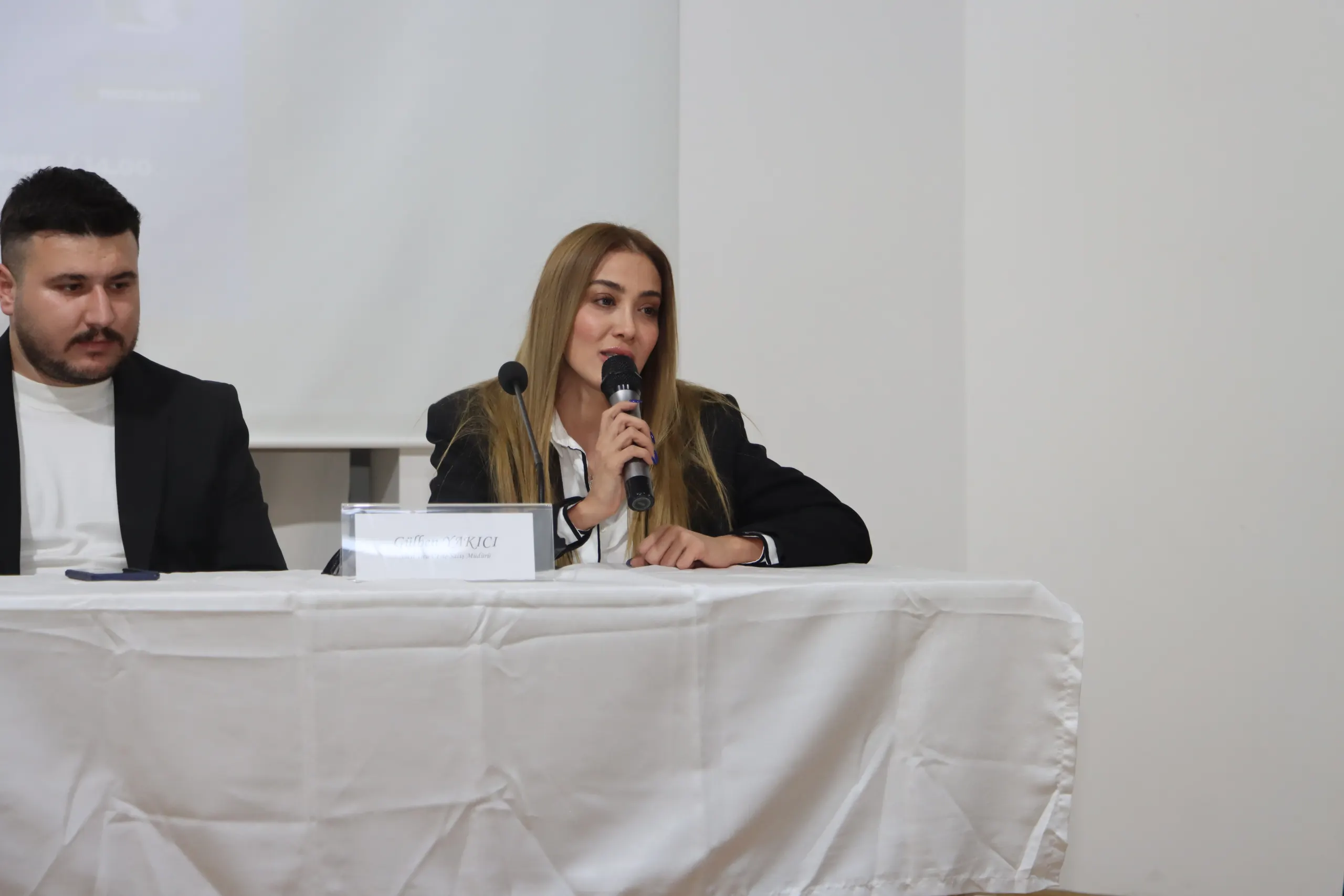 Toros University Graduates Meet With Students