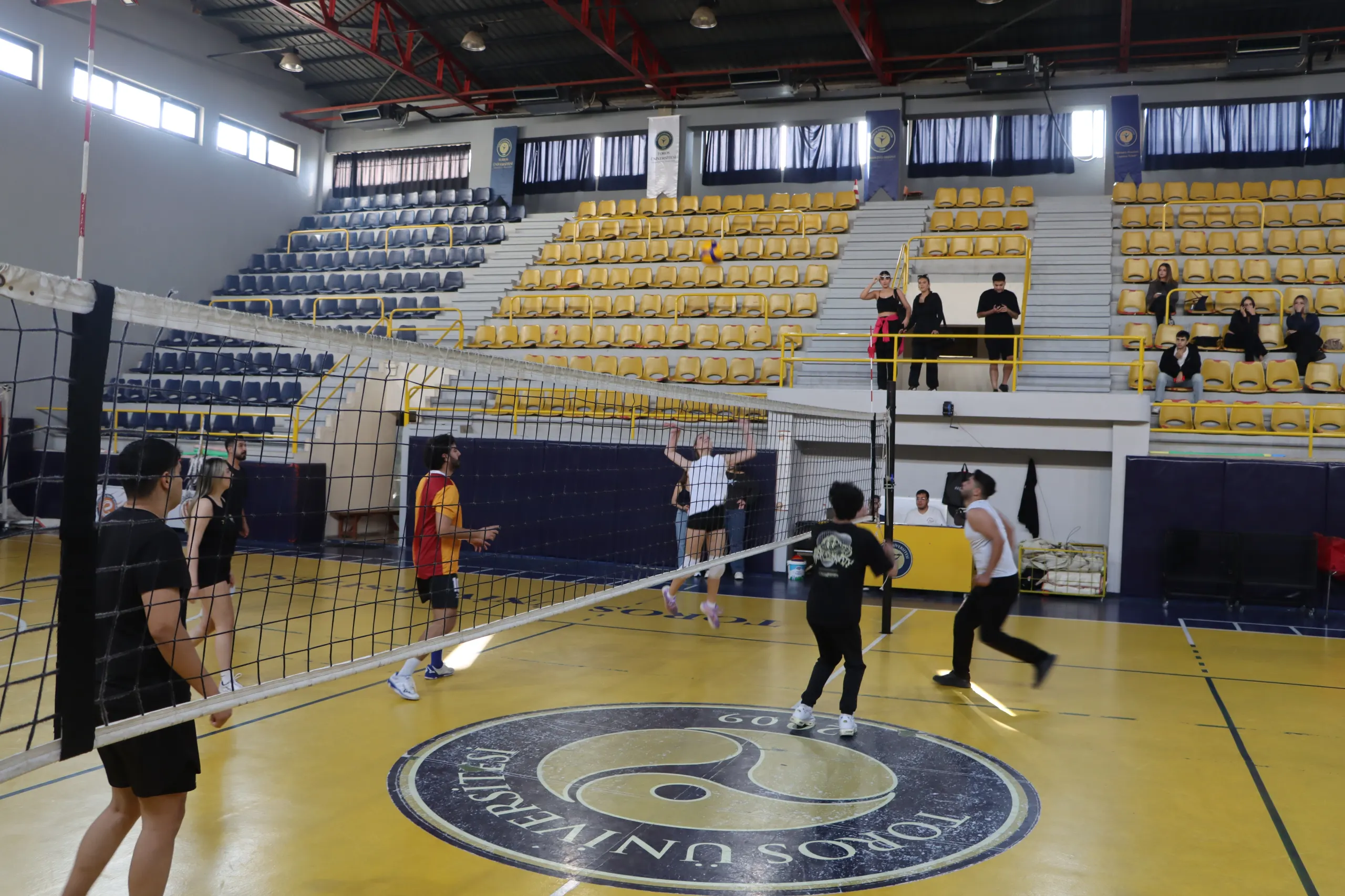 4. Geleneksel Cumhuriyet Turnuvaları Voleybol Müsabakalarıyla Başladı