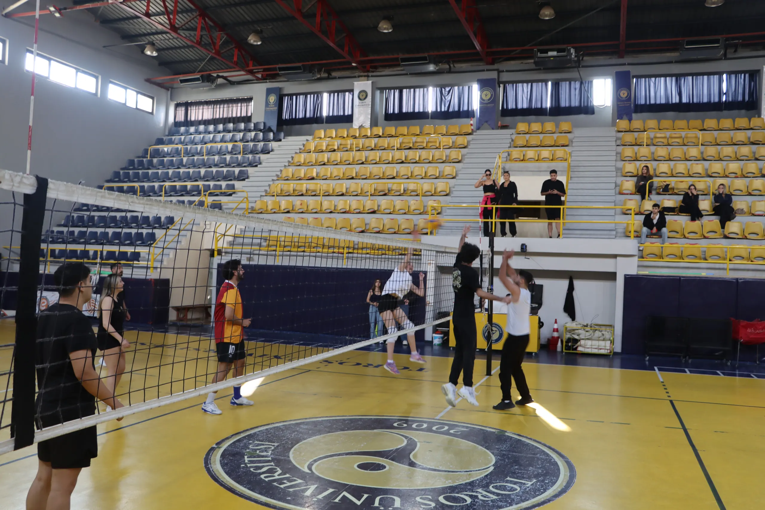 4. Geleneksel Cumhuriyet Turnuvaları Voleybol Müsabakalarıyla Başladı