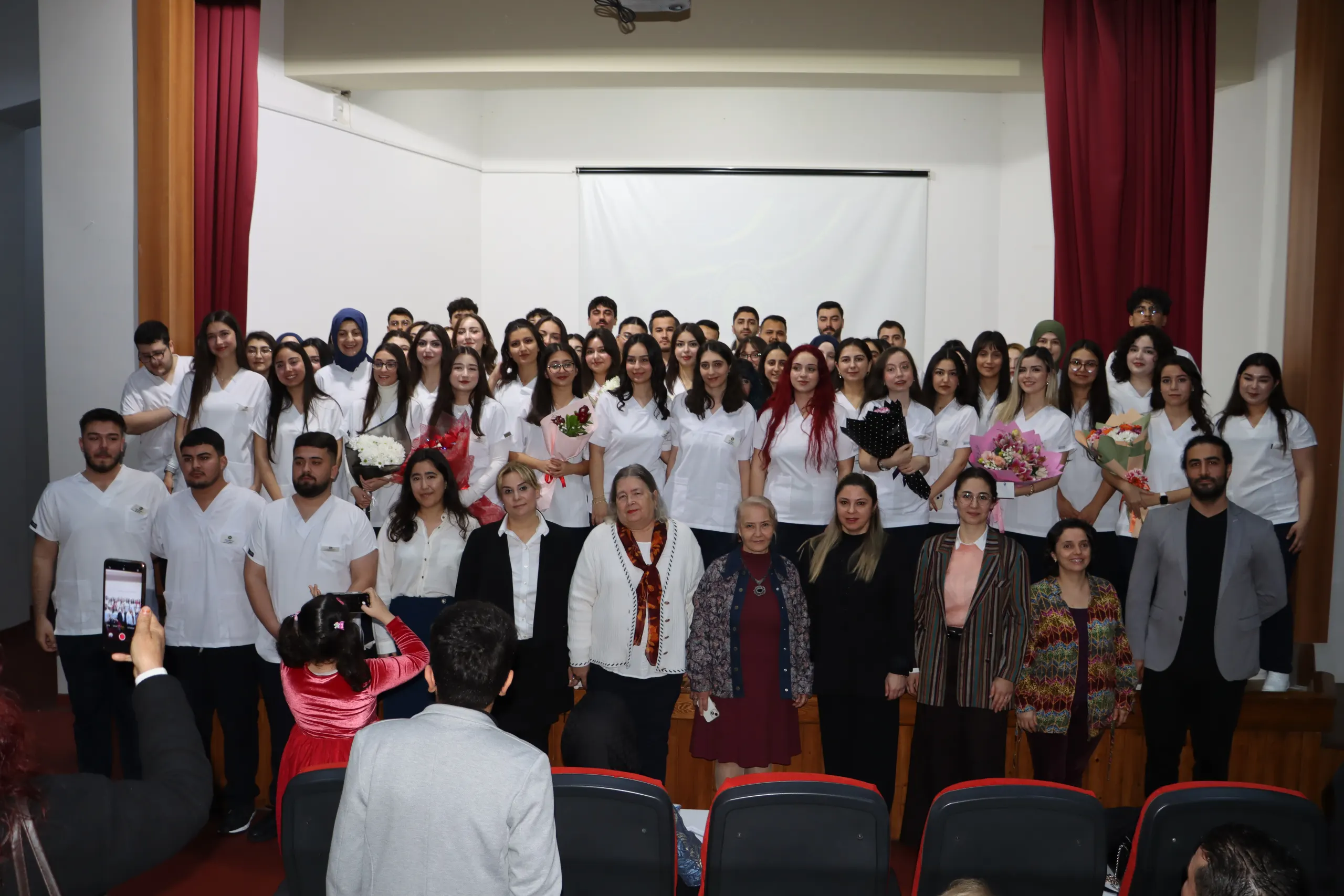 Toros Üniversitesi’nde Hemşirelik Öğrencileri İçin Önlük Giyme Töreni Düzenlendi