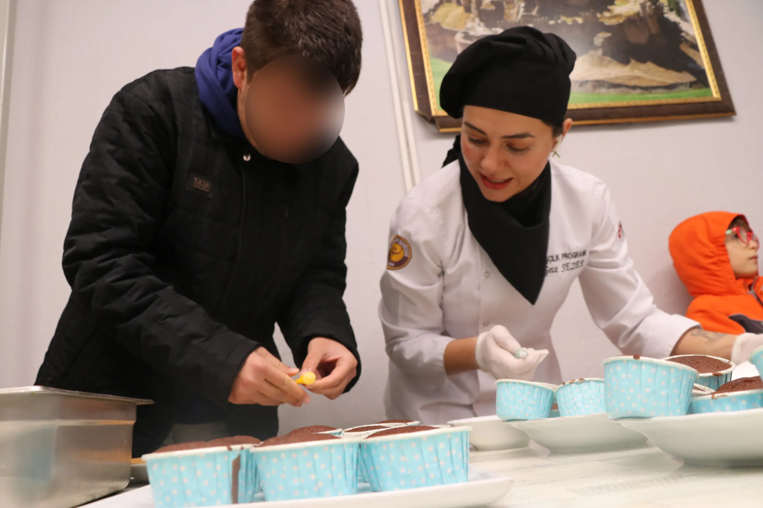 Aşçılık Öğrencileri’nden Özel Çocuklara Cup Cake ve Kurabiye Atölyesi
