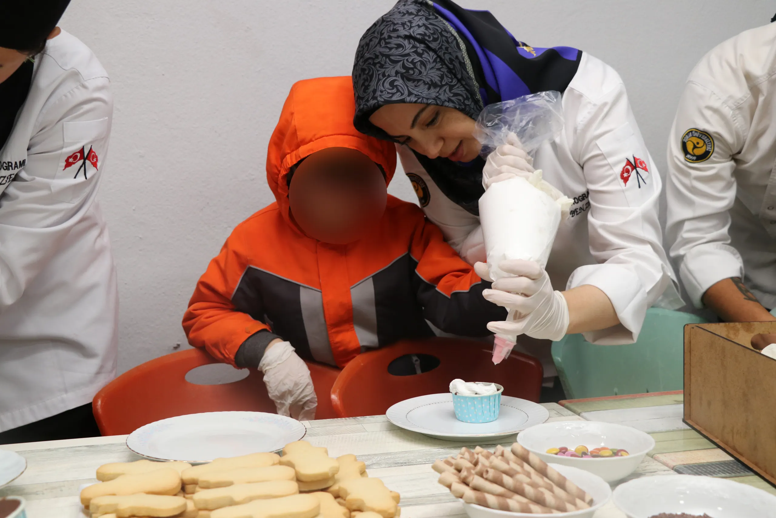 Aşçılık Öğrencileri’nden Özel Çocuklara Cup Cake ve Kurabiye Atölyesi