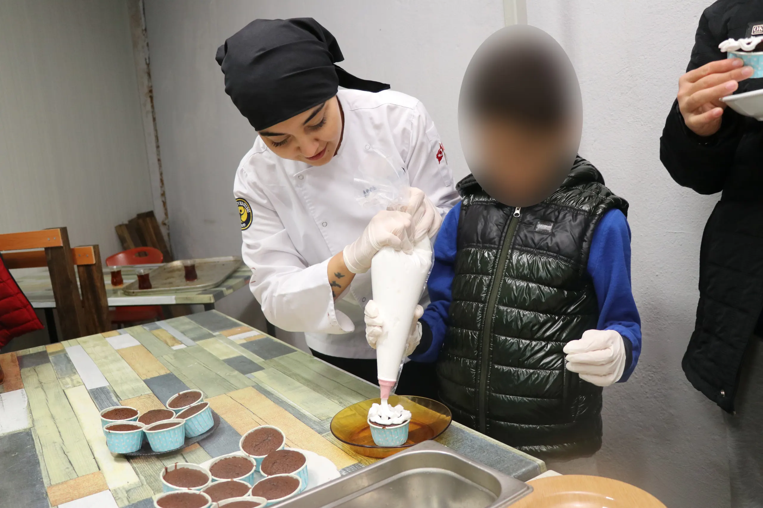 Aşçılık Öğrencileri’nden Özel Çocuklara Cup Cake ve Kurabiye Atölyesi
