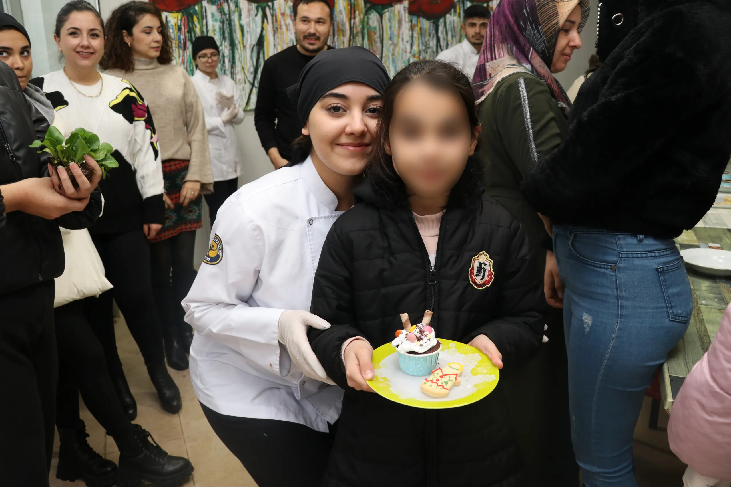 Aşçılık Öğrencileri’nden Özel Çocuklara Cup Cake ve Kurabiye Atölyesi