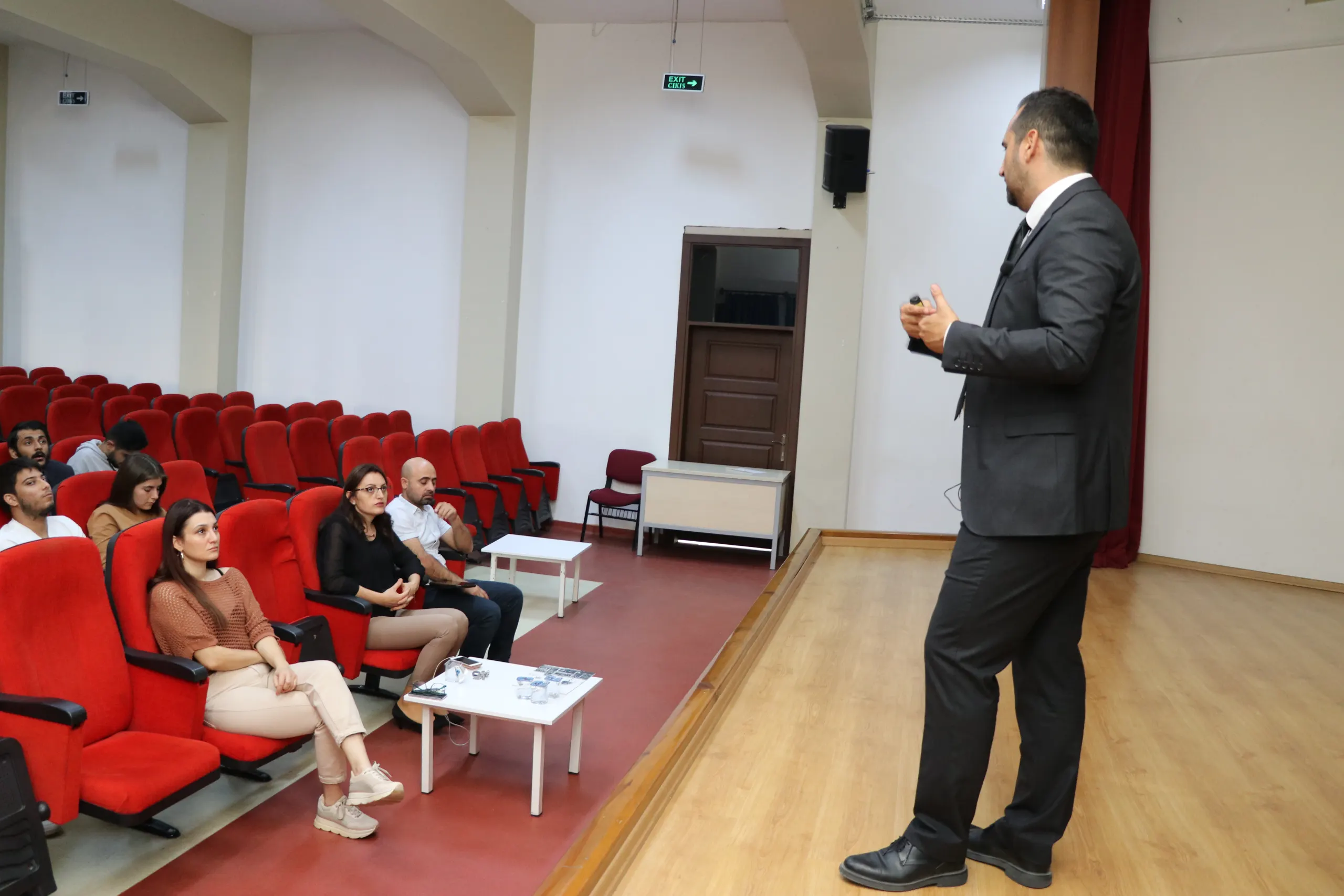 Optisyenlik Öğrencilerine Kontakt Lens Çeşitleri ve Kullanımı Bilgilendirme Semineri