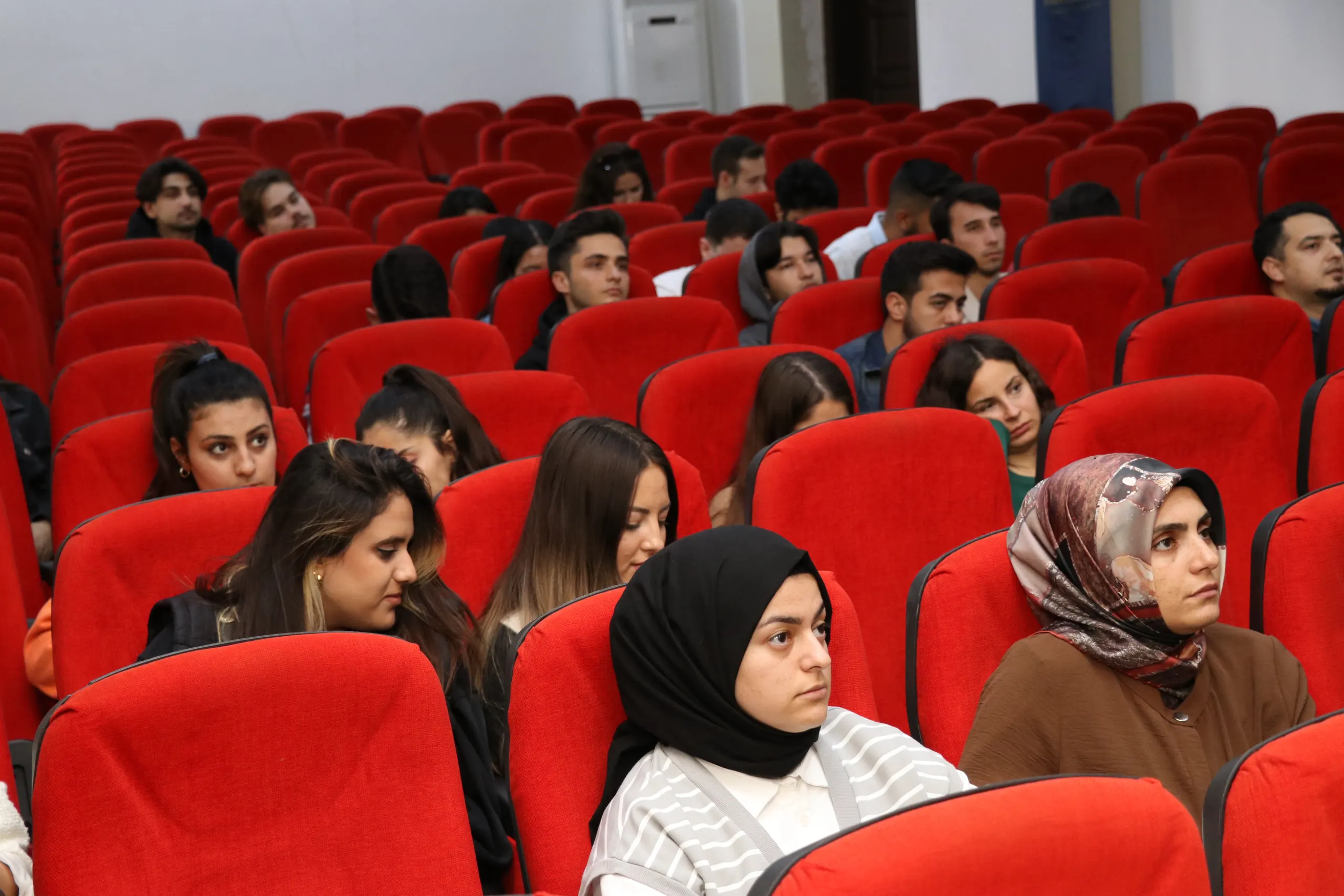 Optisyenlik Öğrencilerine Kontakt Lens Çeşitleri ve Kullanımı Bilgilendirme Semineri