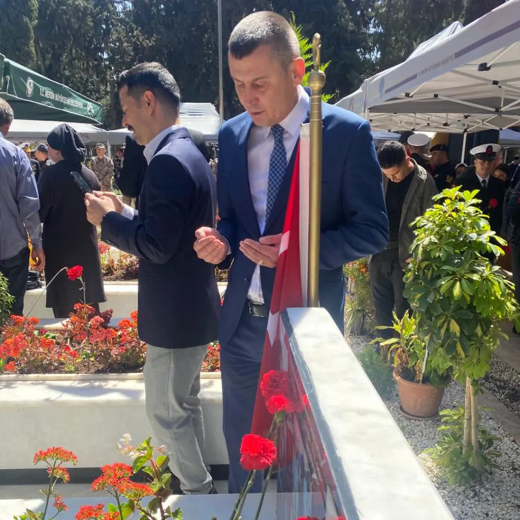 Rektörümüz Prof.dr. Ömer Arıöz’den Bayram Öncesi Şehitlik Ziyareti