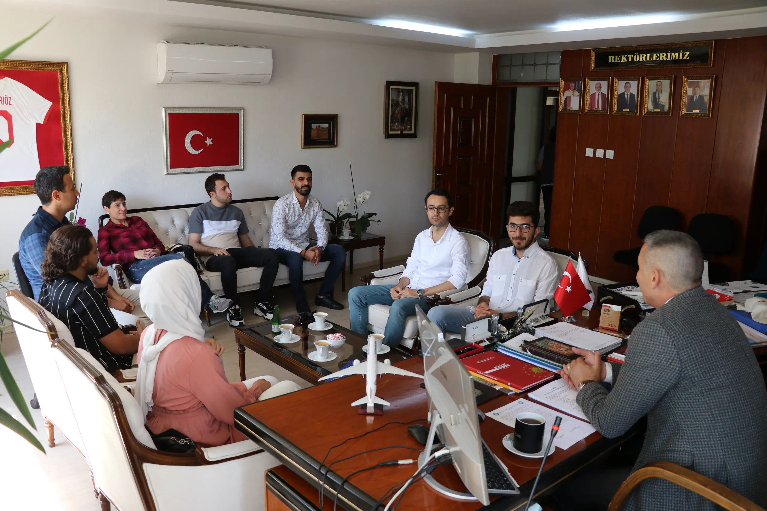 Teknofest 2023'te finale çıkan Smartlab Harvest Business Takımı Rektörümüzü ziyaret etti