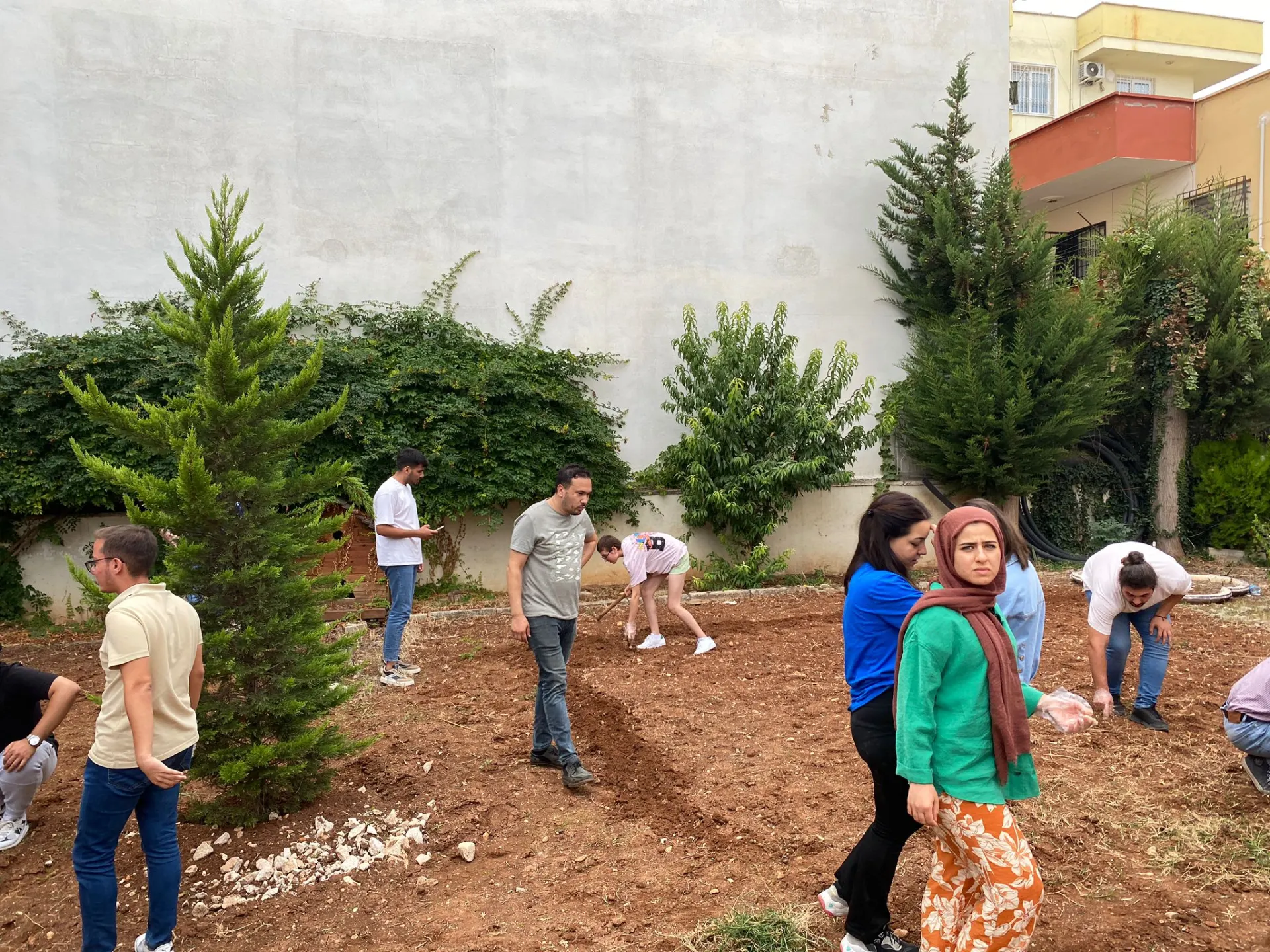 Toros Üniversitesi’nde Fideler Toprakla Buluştu Toros Üniversitesi’nde Fideler Toprakla Buluştu