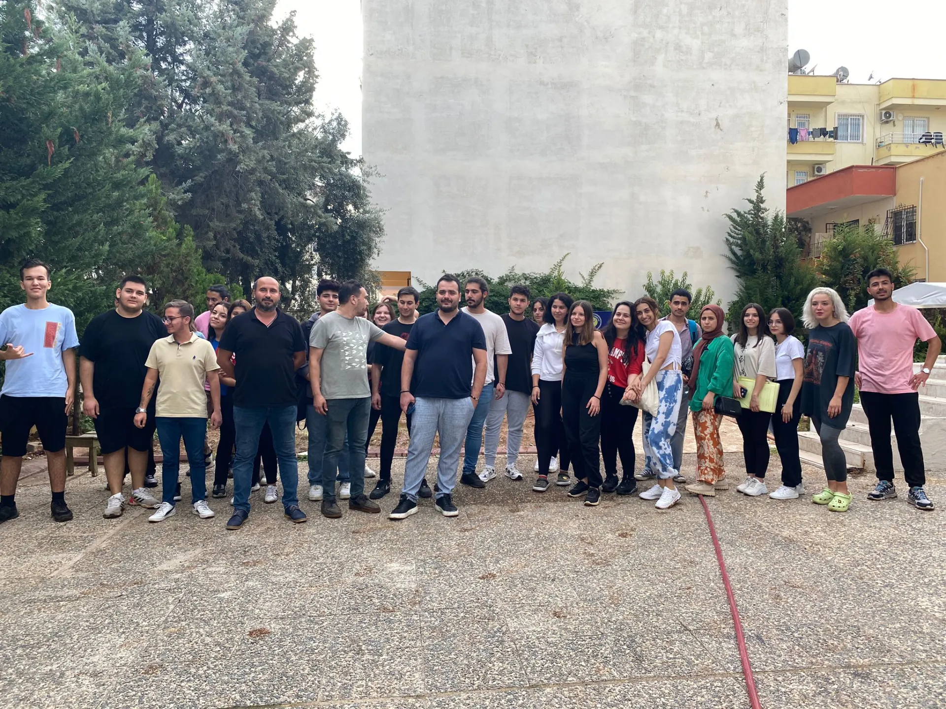 Toros Üniversitesi’nde Fideler Toprakla Buluştu Toros Üniversitesi’nde Fideler Toprakla Buluştu